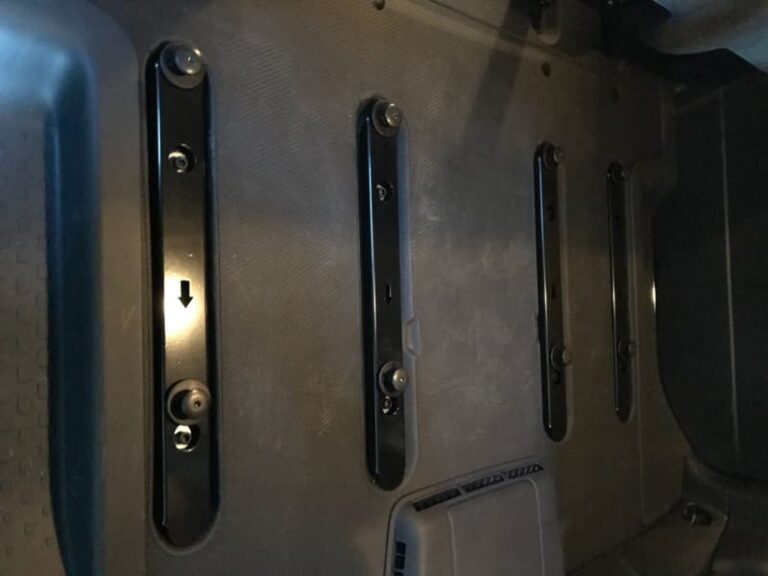 Adaptadores intercambio sillones traseros, kit camper autoinstalable de Furgomania