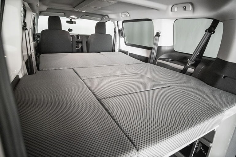 Kit cama basico montado en una Citroen Jumpy M