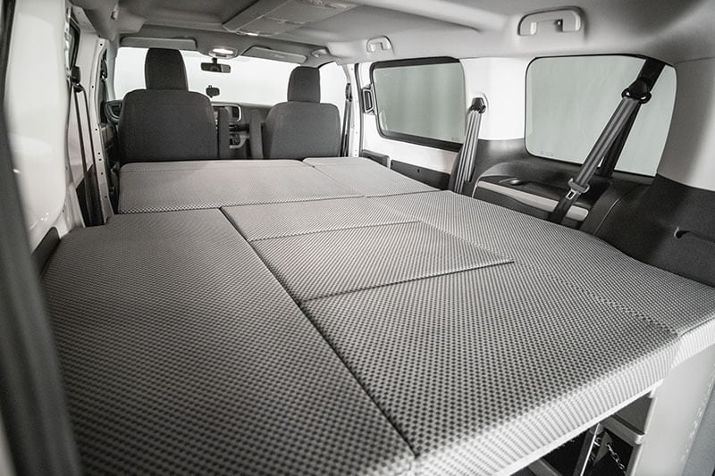 Kit cama basico montado en una Citroen Jumpy M