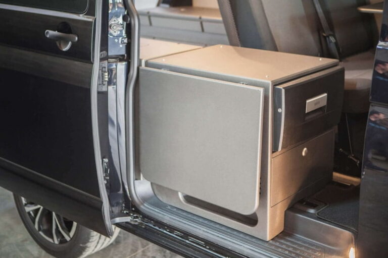 Kit 4 en 1 con nevera, kit camper autoinstalable de Furgomania