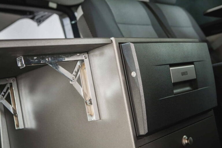 Kit 4 en 1 con nevera, kit camper autoinstalable de Furgomania