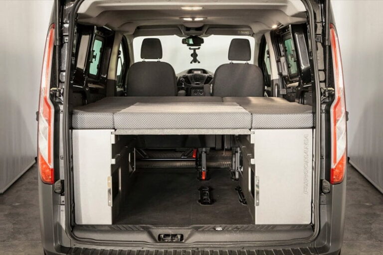 Kit cama ancho montado en una Ford Transit Custom