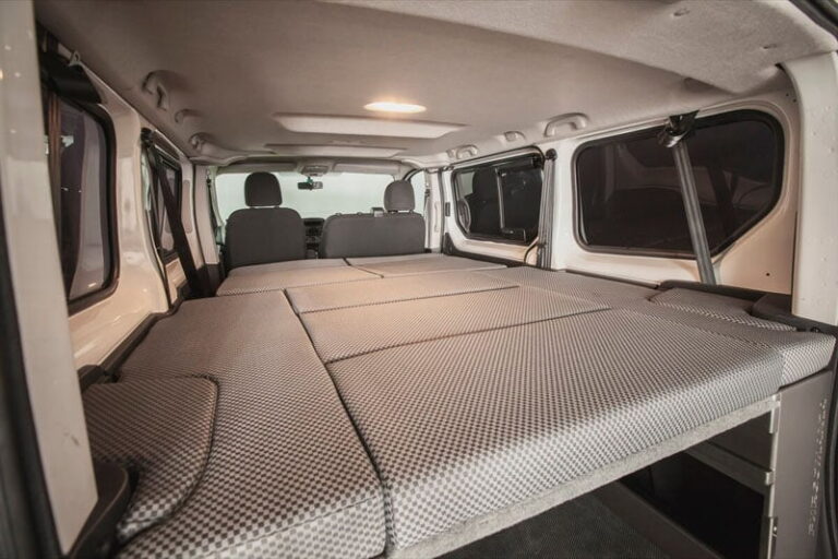 Kit cama basico montado en una Opel Vivaro 2015