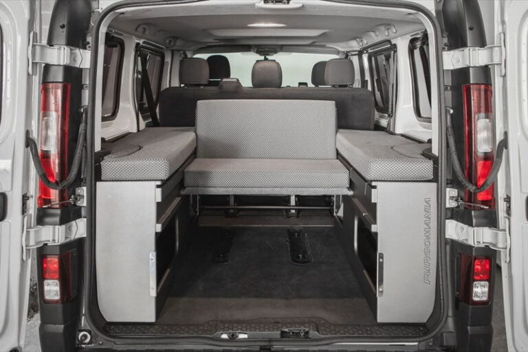 Kit cama basico montado en una Opel Vivaro 2015