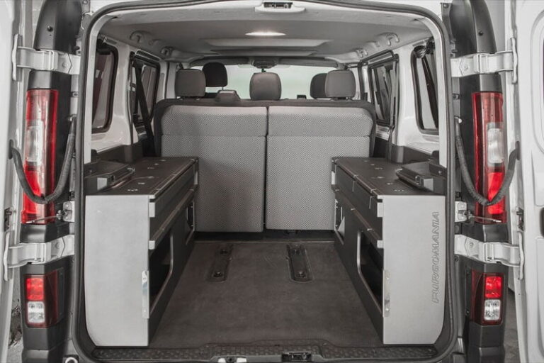 Kit cama basico montado en una Opel Vivaro 2015