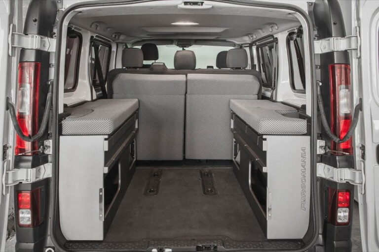 Kit cama basico montado en una Opel Vivaro 2015