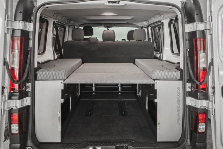Kit cama basico montado en una Opel Vivaro 2015