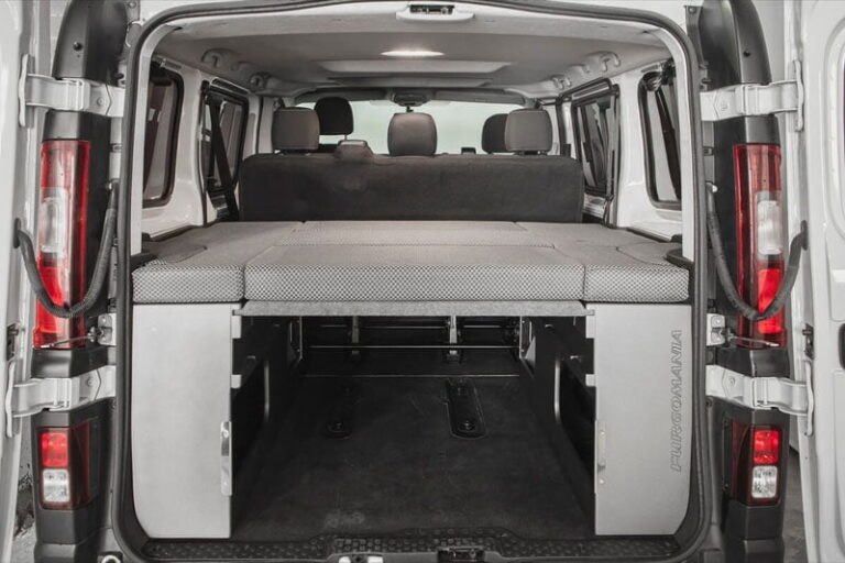 Kit cama basico montado en una Opel Vivaro 2015
