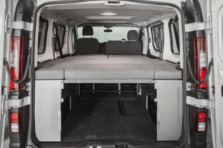 Kit cama basico montado en una Opel Vivaro 2015