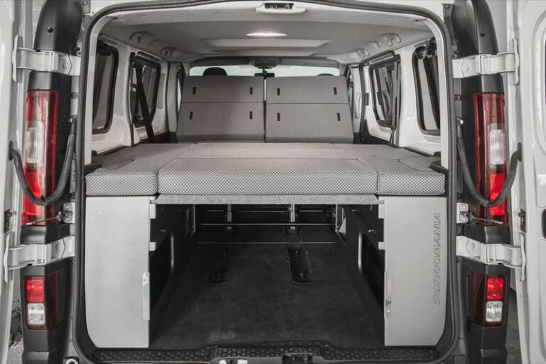 Kit cama basico montado en una Opel Vivaro 2015