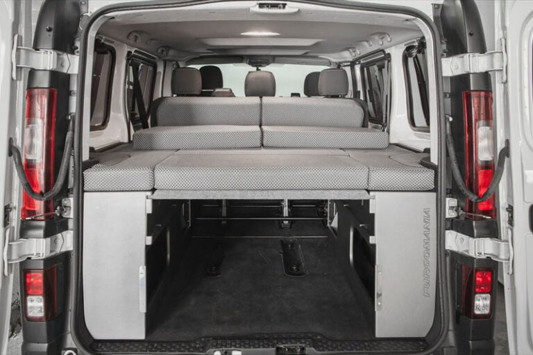 Kit cama basico montado en una Opel Vivaro 2015