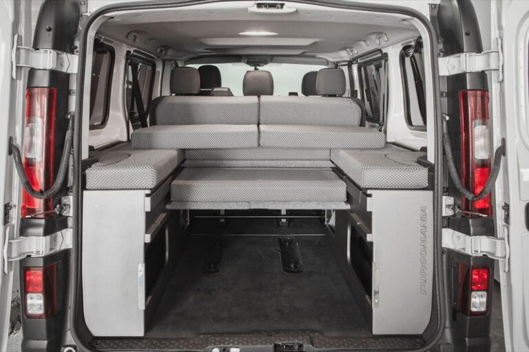 Kit cama basico montado en una Opel Vivaro 2015