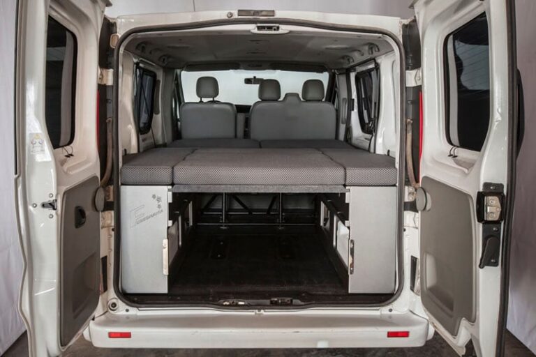 Kit cama basic montado en una Renault Trafic