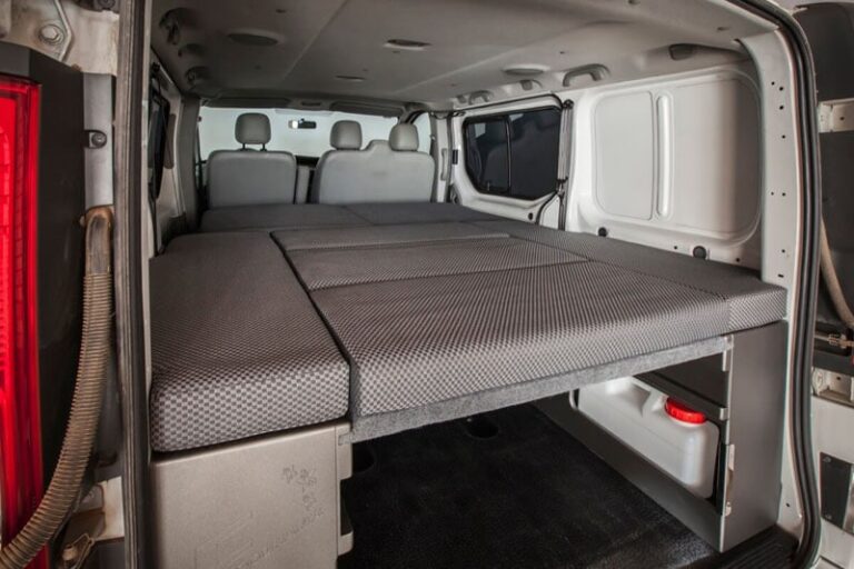 Kit cama basic montado en una Renault Trafic