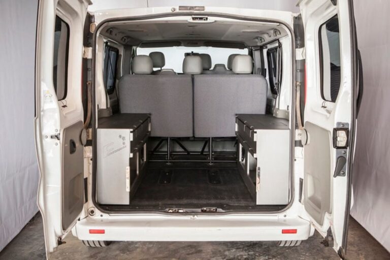 Kit cama basic montado en una Renault Trafic