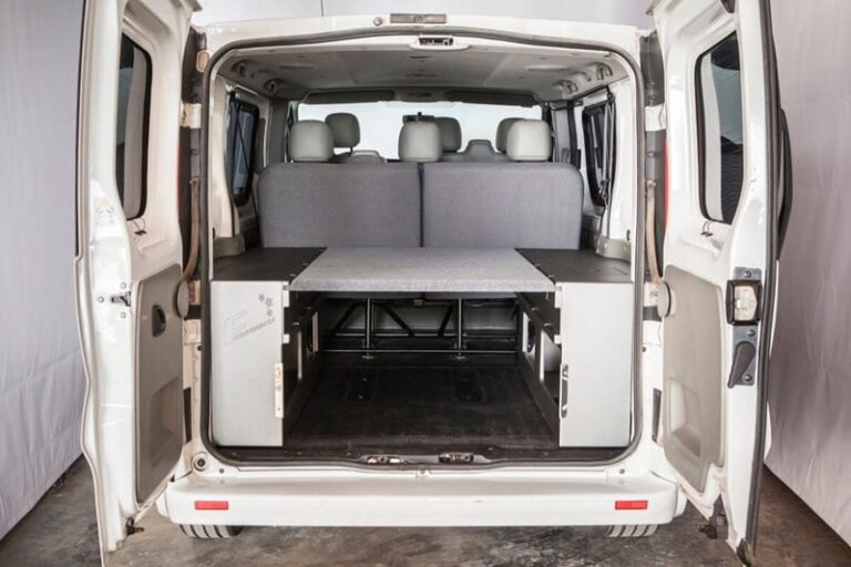 Kit cama basic montado en una Renault Trafic