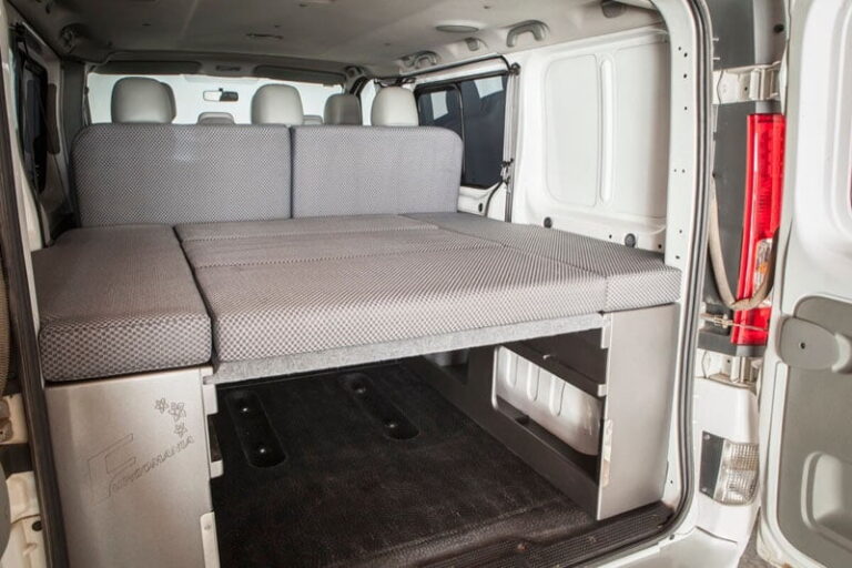 Kit cama basic montado en una Renault Trafic