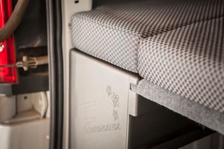 Kit cama basic montado en una Renault Trafic