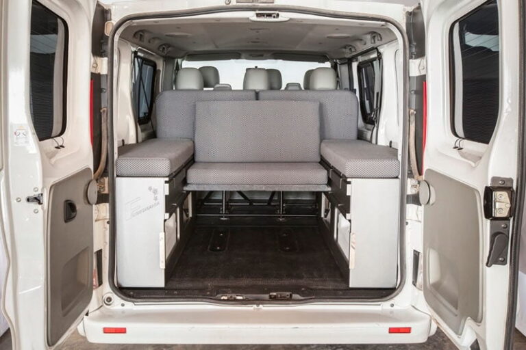 Kit cama basic montado en una Renault Trafic