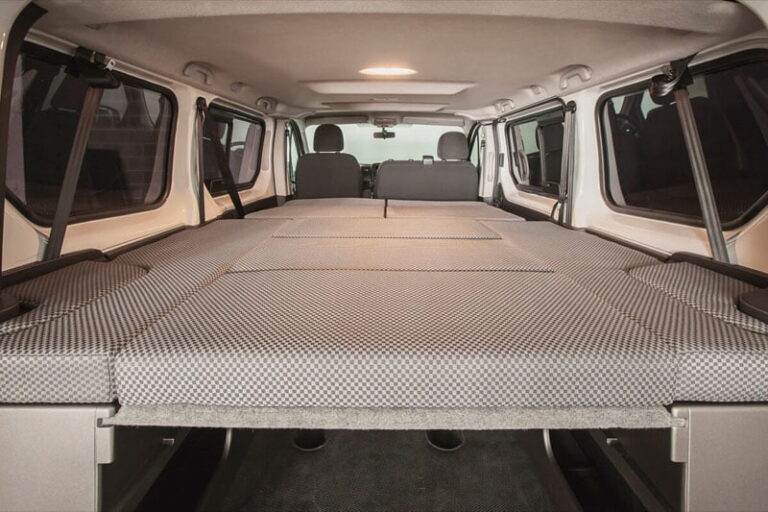 Kit cama basico montado en una Renault Trafic 2015