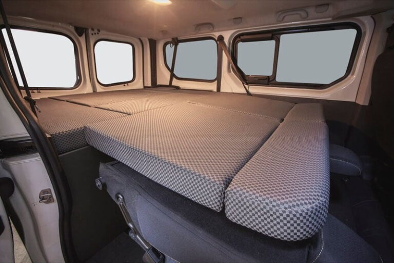 Kit cama basico montado en una Renault Trafic 2015