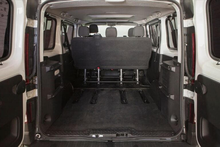 Kit cama basico montado en una Nissan NV300