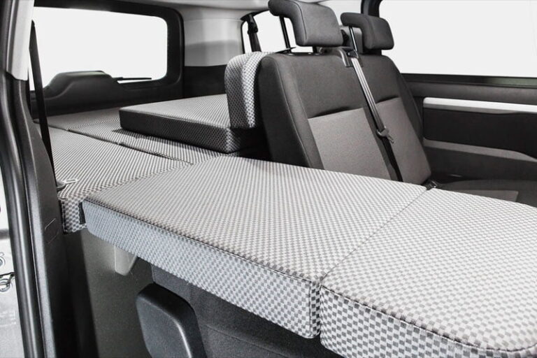 Kit cama modulo basico montado en una Peugeot Traveller