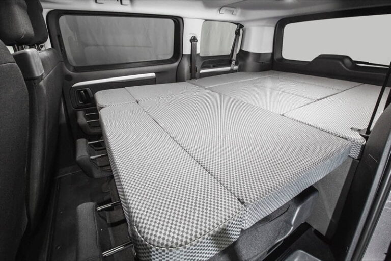 Kit cama modulo ancho montado en una Citroen Space Tourer