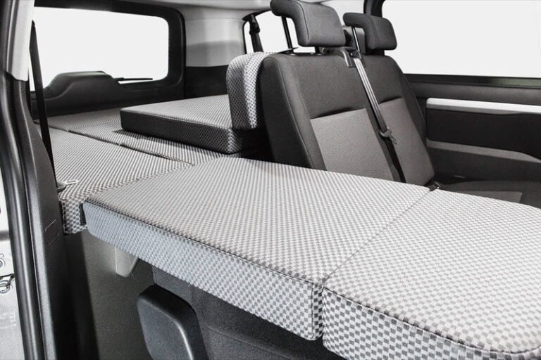 Kit cama modulo ancho montado en una Citroen Space Tourer