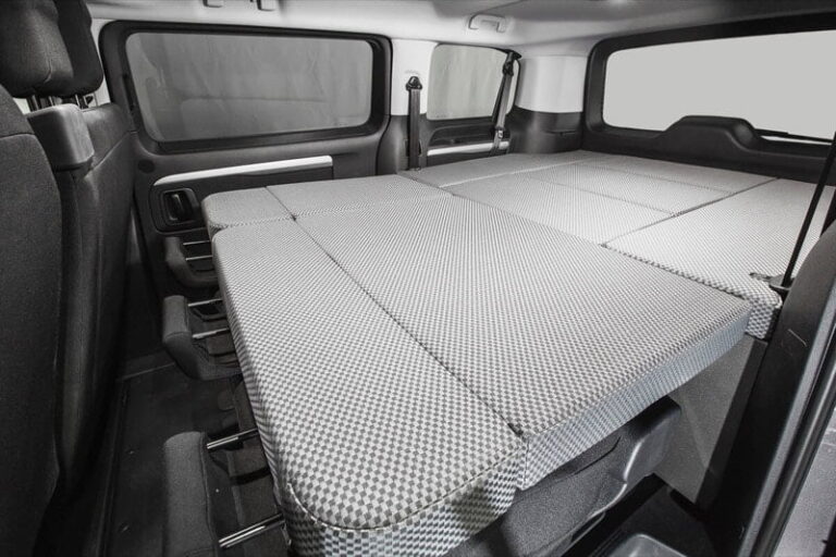 Kit cama modulo ancho montado en una Citroen Space Tourer