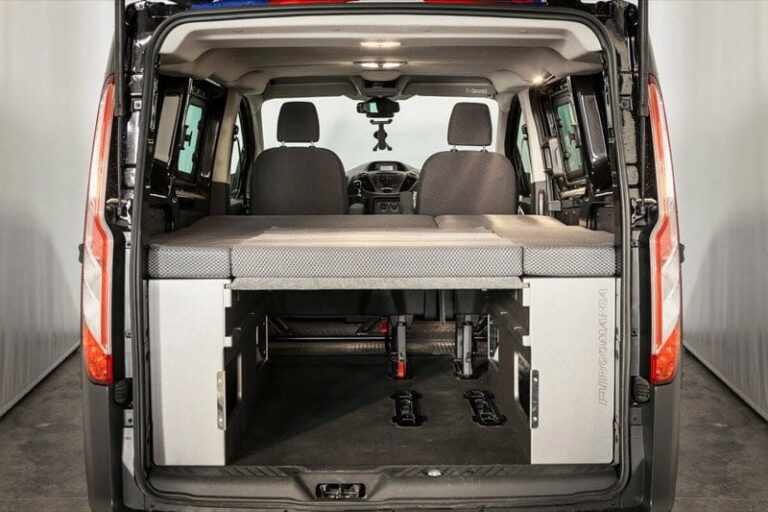 Kit cama basico montado en una Ford Transit Custom