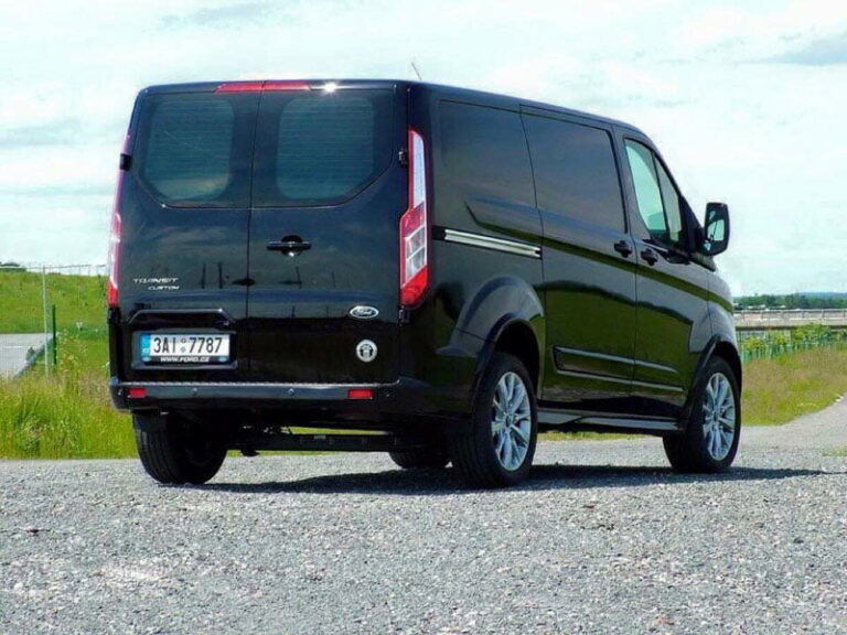 Kit cama basico montado en una Ford Transit Custom