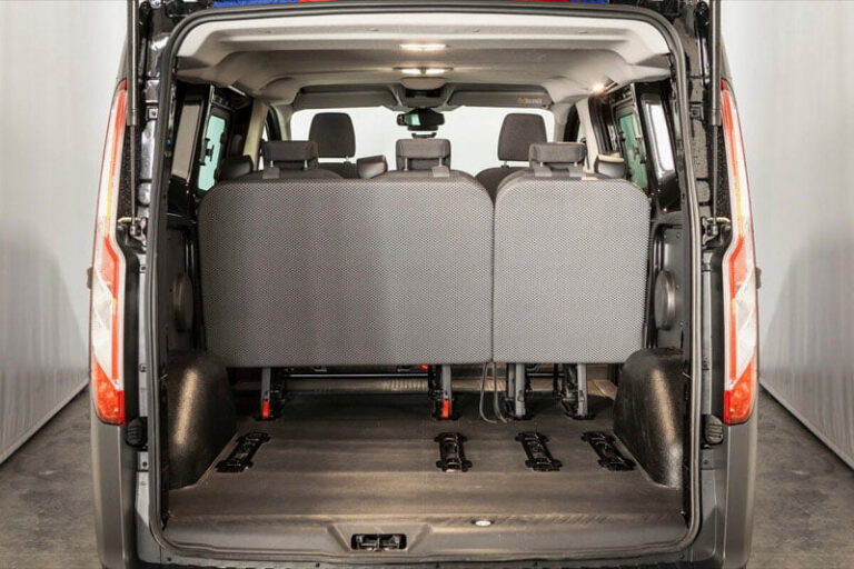Kit cama basico montado en una Ford Transit Custom