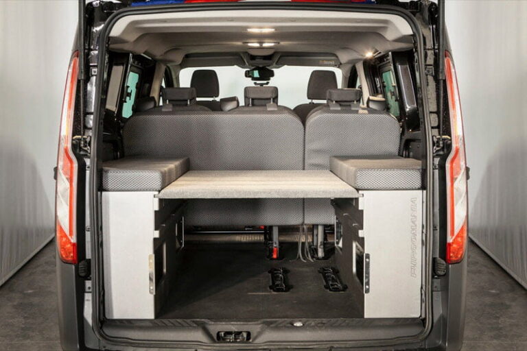 Kit cama basico montado en una Ford Transit Custom