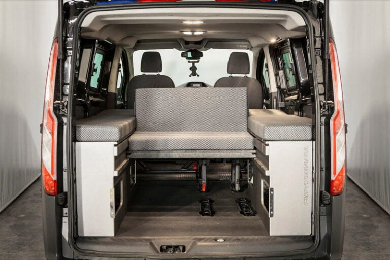 Kit cama basico montado en una Ford Transit Custom