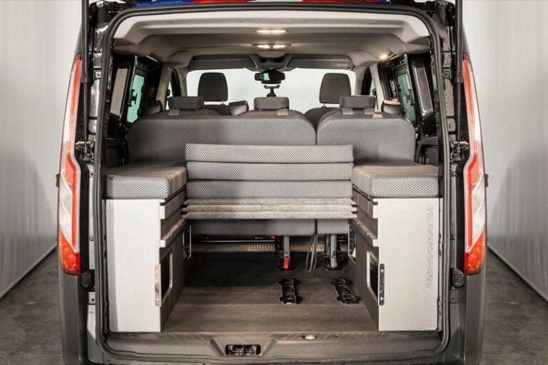 Kit cama basico montado en una Ford Transit Custom