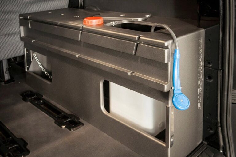 Kit cama basico montado en una Ford Transit Custom
