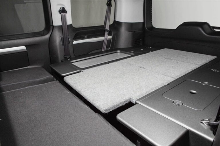 Kit cama modulo ancho montado en una Toyota New Proace
