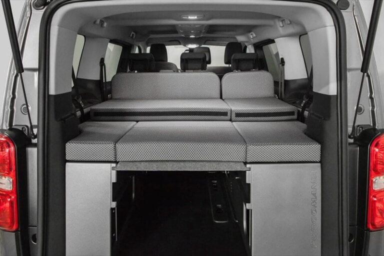 Kit cama modulo ancho montado en una Toyota New Proace