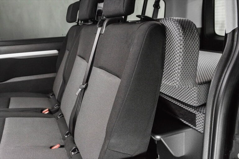 Kit cama modulo ancho montado en una Toyota New Proace
