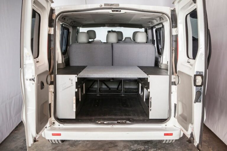 Kit cama basic montado en una Nissan Primastar