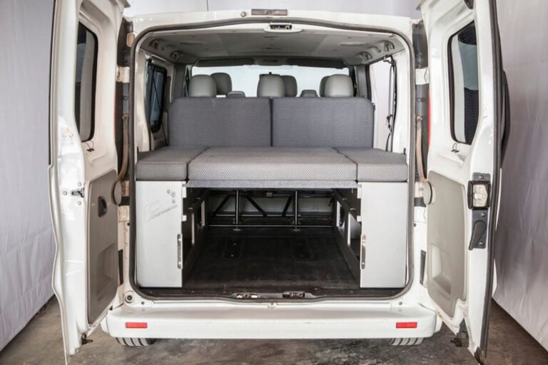 Kit cama basic montado en una Nissan Primastar