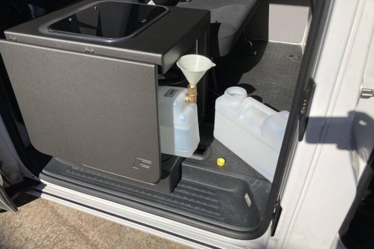Kit 4 en 1 con fregadero, kit camper autoinstalable de Furgomania