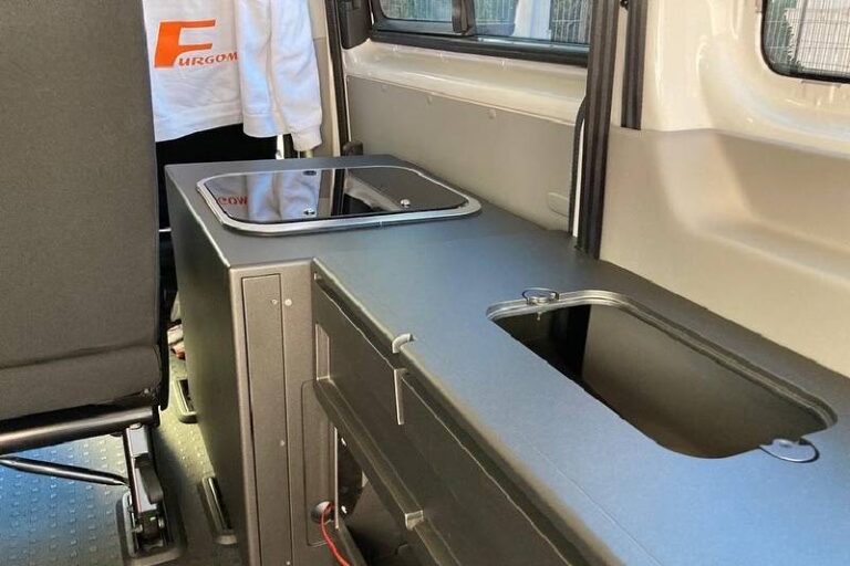 Kit 4 en 1 con fregadero, kit camper autoinstalable de Furgomania