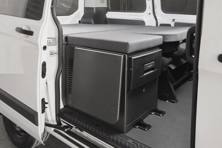 Kit 4 en 1 con nevera, kit camper autoinstalable de Furgomania