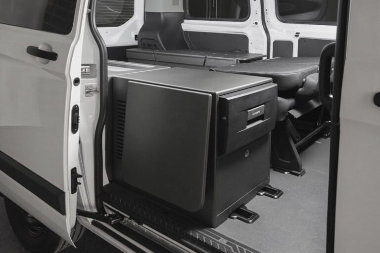 Kit 4 en 1 con nevera, kit camper autoinstalable de Furgomania