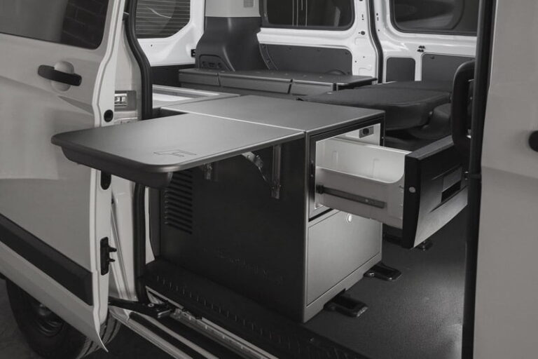 Kit 4 en 1 con nevera, kit camper autoinstalable de Furgomania