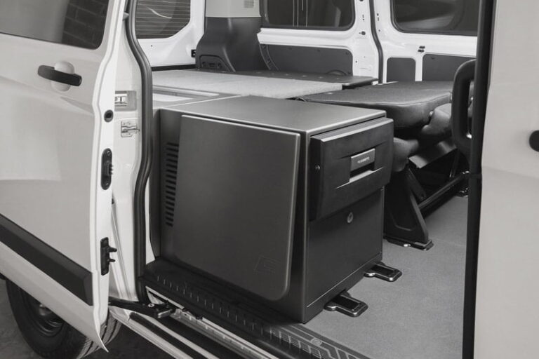 Kit 4 en 1 con nevera, kit camper autoinstalable de Furgomania