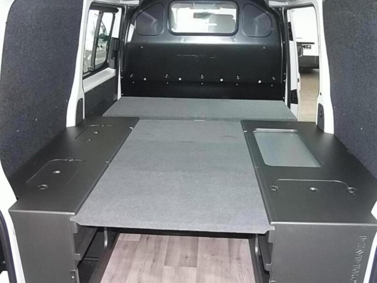 Kit ancho con pies de cama montado en una Volkswagen Furgón Corta