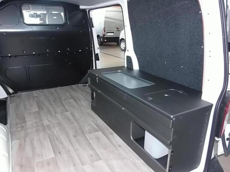 Kit ancho con pies de cama montado en una Volkswagen Furgón Corta
